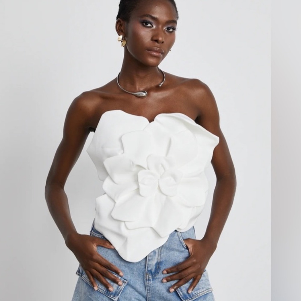 Miss Rosie PÉNÉLOPE WHITE FLORAL OFF-SHOULDER TOP - Picture 1 of 6